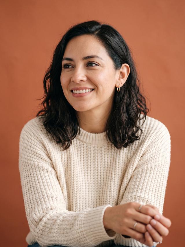 Mujer joven sonriendo con tranquilidad