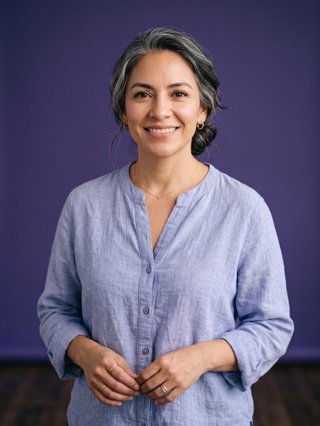 Mujer madura sonriendo con confianza